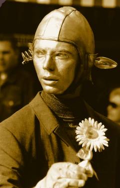 PromoRobot, ein menschlicher Roboter, h&auml;t eine Blume in der Hand