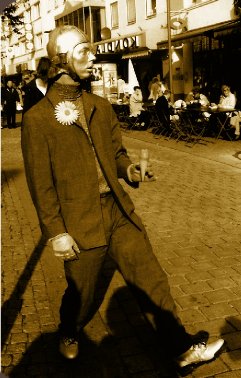 Ein menschlicher Roboter mit einem Eis geht durch die Stadt.