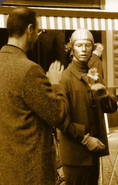 PromoRobot, ein menschlicher Roboter, h&auml;t eine Blume in der Hand