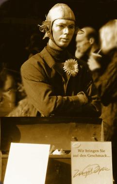 Ein menschlicher Roboter mit einem Eis geht durch die Stadt.