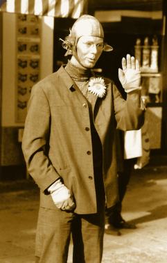 Promo Robot, der menschliche Roboter, winkt.